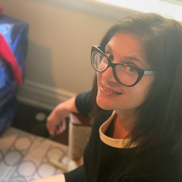 Hi, I'm Lisa. Look for vintage & designer dresses - Picture 1 of 1